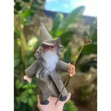 Mago Artesanal em Biscuit com Vestes em Tecido – Peça Decorativa Feita à Mão