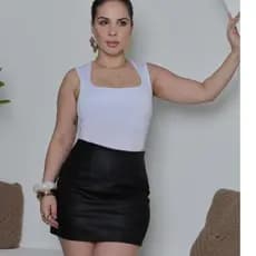 Saia com Short Imbutido de Courino co Detalhe de Pinças na Frente Comfortavel