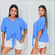 Blusa plus size de tecido duna. Há uma corda amarrada na frente