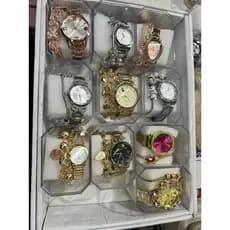 Kit com 10 relógios feminino mais caixas e pulseiras Cores disponíveis dourado prata preto e rosé