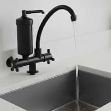 Torneira com Filtro de Bancada Preta Hidrotec com Redução de Cloro – Bica Móvel