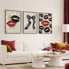 Quadros decorativos Beijos preto e vermelho e laços com fundo de jornal vintage e elegante (3 peças)