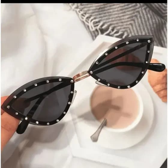 Óculos de sol gatinho com strass moda blogueira tendência verão