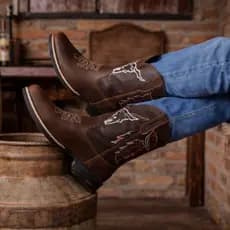 Bota Country Masculina Couro Marrom Cano Bordado Bico Quadrado Estampa Boi