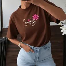 Camiseta Feminina Delicada Estampa Smile Flor Estilosa Minimalista Tecido Leve Confortável Algodão