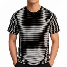 Camiseta masculina listrada de gola redonda e manga curta.