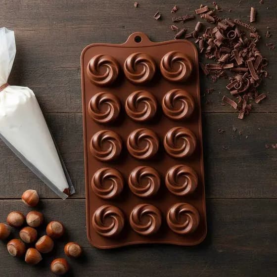 Forma de Silicone Marrom com 15 Cavidades de Rosas para Bombons e Doces Gourmet
