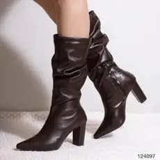 bota de salto grosso bico fino cano longo medio enrugado marrom mocha mousse