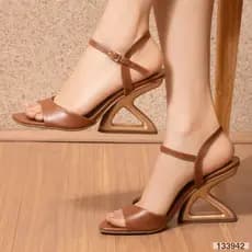 Sandalia de Luxo Tendencia Salto Grosso Cromado Salto Vazado Tira Grossa SRTT