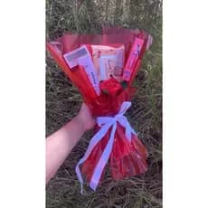 buquê de maquiagem, buquê com rosa eterna e maquiagens