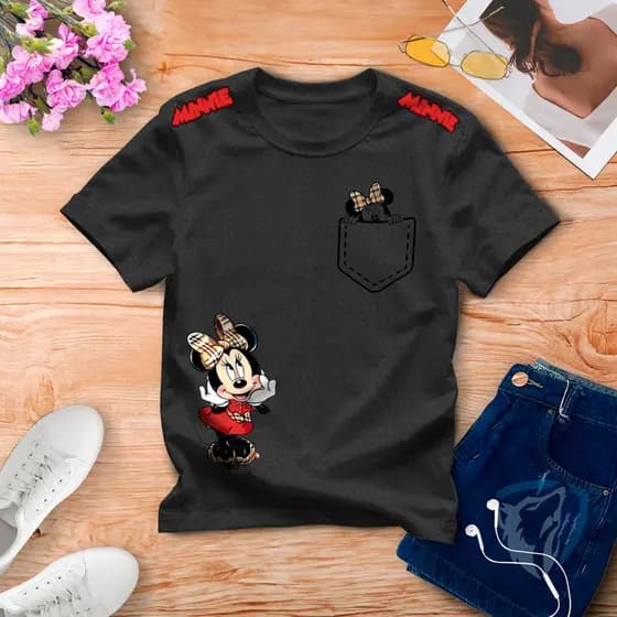 Camiseta Feminina Estampada Com Minnie Personagem Com Detalhes Nas Mangas Super Estilosa