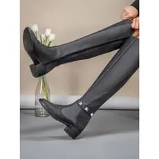 Bota Feminina Cano Alto Preta com Tachas – Elegância e Atitude para o Inverno