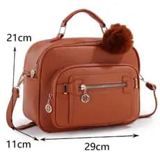 Bolsa Feminina Transversal Grande Impermeável com Múltiplos Bolsos e Pingente de Pompom