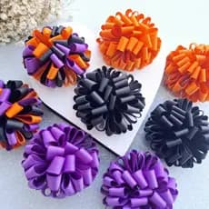 Laço Halloween Pompom Colorido – Acessório de Cabelo Infantil Temático