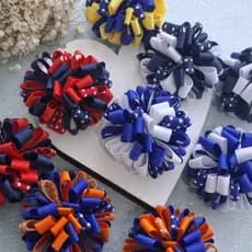 Kit 2 Xuxinhas Pom Pom De Cabelo  Escolar Com Presilha Garra Dupla