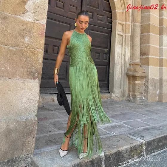 Vestido longo com decote halter e franjas, estilo festivo.