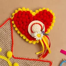 Broche Presilha Festa Junina De Coração Pompons Vermelho E Amarelo Com Chapéu  -