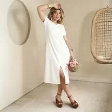 Vestido Midi Elegante em Moletinho com Fenda Fontal e Bolsos Externos