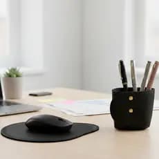 Kit Escritório Personalizado 2 Peças Couro Ecológico Premium Mouse Pad + Porta Canetas Organização com Elegância