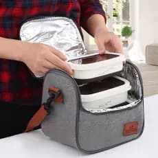 Diversos modelos de bolsas térmicas, ideais para piqueniques na praia.
