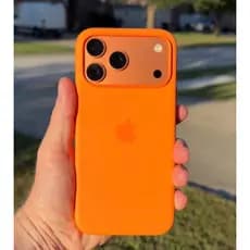 CASE LARANJA IPHONE 17 PRO MAX CAPA DE CELULAR AVELUDADA CAMERA ABERTA