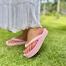 Chinelo Feminino Nuvem 4 Tranças Branco Preto Rose