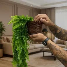 Kit Planta Decorativa: Vaso Trançado Marrom + 1 Pendente Artificial Folhas De Samambaia C/ Eucalipto