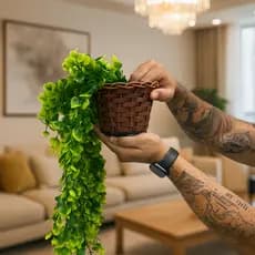 Kit Planta Decorativa: Vaso Trançado Marrom + 1 Pendente Artificial Folhas De Eucalipto