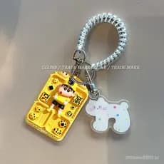 Porta-cartões deslizante com ponto de interrogação, boné amarelo, roupa amarela, bolsa de transporte, patinete elétrico,