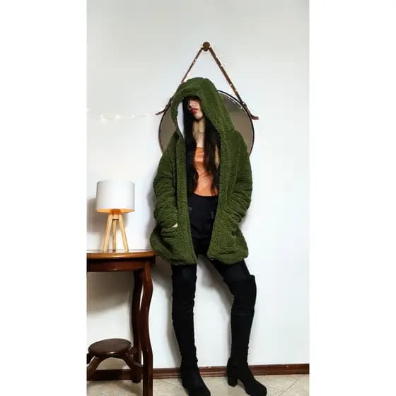 Casaco Teddy com Forro Capuz e Bolsos Feminino