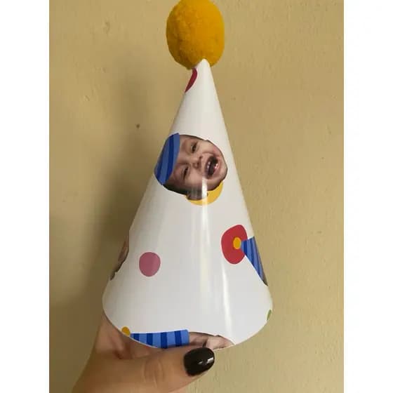 Chapéuzinho/ Chapéu de Festa Personalizado com o Rostinho do Bebê e PomPom na Ponta