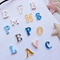 Mini Letras em Acrílico 1.5cm – Apliques para Laços e Chaveiros