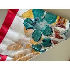 Lenço Floral Tropical com Borda Vermelha – Acessório Elegante para Cabelo, Bolsa ou Look
