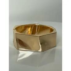 Bracelete folheado, com design moderno e acabamento espelhado que valoriza