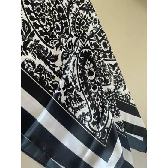 Lenço Floral Branco e Preto – Acessório Elegante para Cabelo, Bolsa ou Look