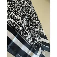 Lenço Floral Branco e Preto – Acessório Elegante para Cabelo, Bolsa ou Look