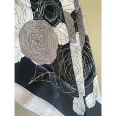 Lenço Floral Off-White com Detalhes em Cinza e Preto – Acessório Elegante e Versátil