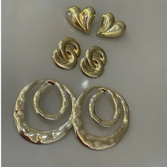 Kit com 3 Pares de Brincos Femininos Dourados Elegantes e Delicados