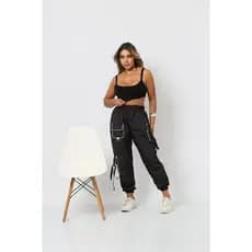 Calça Cargo Jogger em tactel ligeiro unissex tiras pretas ressalta bolsos