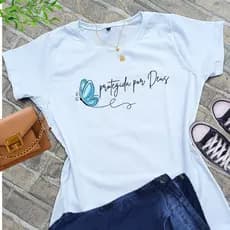 Camiseta feminina com frase PROTEGIDA POR DEUS BORBOLETA