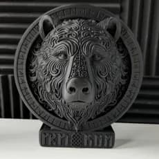 Relevo de Parede Cabeça de Urso com Runas Nórdicas – Decoração Viking Escultural