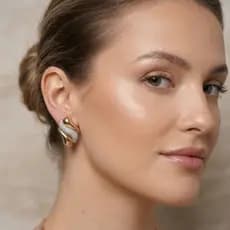 Brinco Feminino Dourado Cravejado Zircônia Orgânico Luxo Semijoia Banhada a Ouro 18k