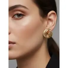 Brinco Feminino Dourado Botão Entrelaçado Folheado a Ouro 18k Semijoia Luxo Antialérgica Premium