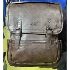 Mochila AYAVI em couro sintético com design vintage! Fecho de hebilla, bolso frontal e grande capacidade.