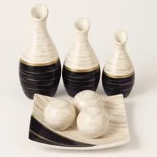 Enfeite Trio de Vasinhos Bandeja com Bolas Decorativas em Cerâmica para Sala Rack