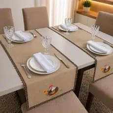 Caminho de Mesa Bordado 1,00x0,38 – Gorgurinho com Babado Decorativo