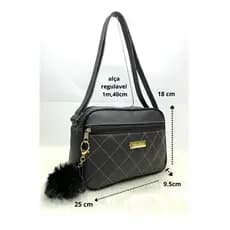 Bolsa transversal feminina pequena com alça regulável acompanha pompom