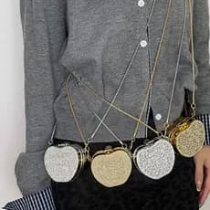 Uma variedade de pequenas bolsas de ombro de metal com espelhos são elegantes, leves e convenientes