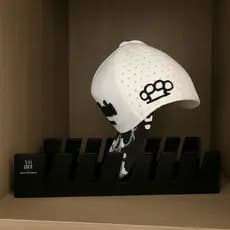 Suporte Organizador De Bonés Em Acrílico 3mm Expositor Preto 7 Bonés