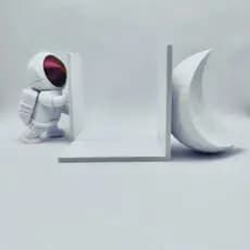 Suporte de Livros Astronauta e Lua 3D • Decoração Geek • Porta Livros Criativo • Presente Nerd Otaku